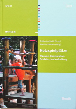 Spielplatzbuch - Hrsg.: Huckfeldt und Rehbein : Beim Werkstoff Holz handelt es sich um einen organischen, mit drei anatomischen Richtungen ausgestatteten Rohstoff, der aufgrund seiner individuellen Eigenschaften beim Erstellen konstruktiver Bauteile, wie z.B. Spielgerte, Verwendung findet. - Bedingt durch die Eigenschaftsschwankungen, die den meisten Naturprodukten zu Eigen sind, kann eine allumfassende Betrachtung des Rohstoffs Holz nicht erfolgen. Die unterschiedlichen Eigenschaften der Holzarten ergeben sich aus einem Gefge von jeweils variierenden Zelltypen und Zellanordnungen sowie einer unterschiedlichen Zusammensetzung des jeweiligen Zellwandmaterials, dessen Hauptbestandteile Cellulose, Hemicellulosen und Lignin sind.