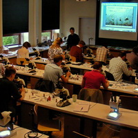 Aufmerksames mikroskopieren im Hausfulepilz-Seminar.
